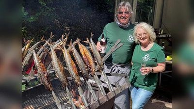 Stellvertretend für die aktive Helferschhaft, die vom Vorstand ob ihres Fleißes hoch gelobt wird, stellen sich Edith und Bernhard Partsch dem Fotografen.  (Bild: Michael Schubert)