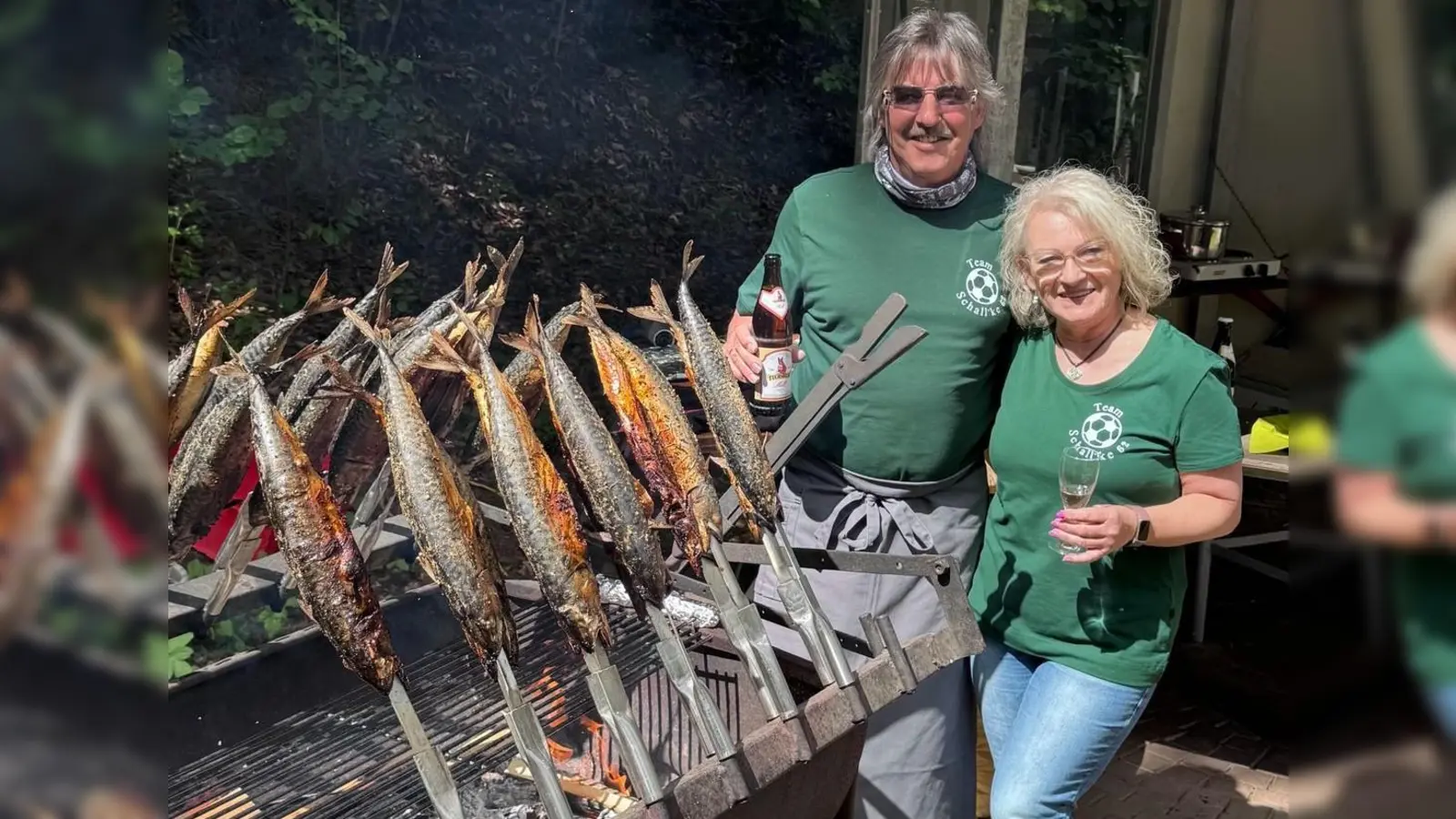Stellvertretend für die aktive Helferschhaft, die vom Vorstand ob ihres Fleißes hoch gelobt wird, stellen sich Edith und Bernhard Partsch dem Fotografen.  (Bild: Michael Schubert)