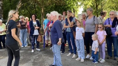 Frau Irene Reber erklärt anschaulich den Tagesablauf am Pferdehof und gibt Einblick hinter die Kulissen (Bild: Marianne Lebegern)