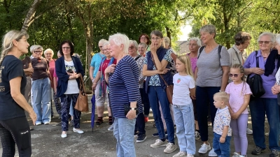 Frau Irene Reber erklärt anschaulich den Tagesablauf am Pferdehof und gibt Einblick hinter die Kulissen (Bild: Marianne Lebegern)