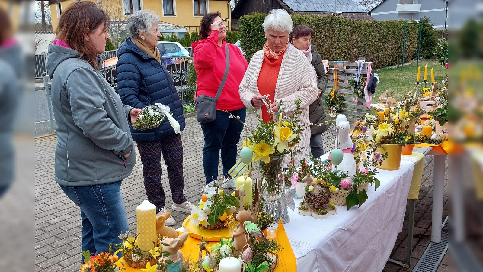 Renate Groß (2. v. l.) und Anneliese Kohl (4. v. l.) präsentieren eine bunte Auswahl an Frühlingsdeko. (Bild: Gerhard Müller)