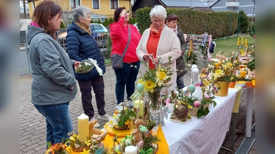 Renate Groß (2. v. l.) und Anneliese Kohl (4. v. l.) präsentieren eine bunte Auswahl an Frühlingsdeko. (Bild: Gerhard Müller)