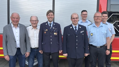 1. Bürgermeister Roland Strehl, 3. Bürgermeister Hubert Blödt, 2. Kommandant Patrick Hackl, 1. Kommandant Florian Schlegel, Kreisbrandinspektor Armin Daubenmerkl, Kreisbrandrat Christof Strobl und Kreisbrandmeister Dominik Ernst (v.l.n.r.) (Bild: Anja Schlegel)