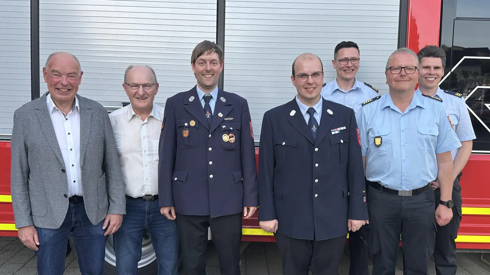 1. Bürgermeister Roland Strehl, 3. Bürgermeister Hubert Blödt, 2. Kommandant Patrick Hackl, 1. Kommandant Florian Schlegel, Kreisbrandinspektor Armin Daubenmerkl, Kreisbrandrat Christof Strobl und Kreisbrandmeister Dominik Ernst (v.l.n.r.) (Bild: Anja Schlegel)