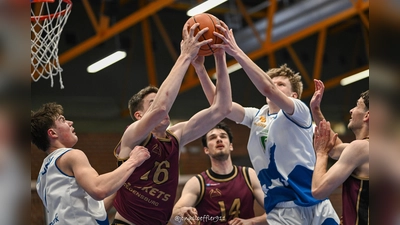 um jeden Ball wurde gekämpft, hier Rene Deinlein und Paul Kreutzmeier in den weissen Trikots (Bild: Jonas Löffler)