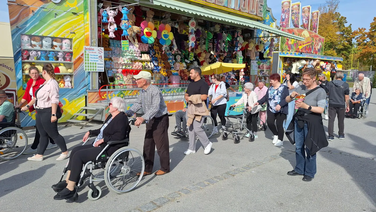 Gemeinsamer Bummel über den Festplatz. (Bild: Sylvia Benjamin)