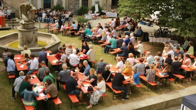 Am Sonntag, 5. Juli, verwandelt sich der idyllische Pfarrhof der St. Bartholomäuskirche wieder in einen lebendigen Begegnungsort für Jung und Alt. (Bild: Michael Meier)