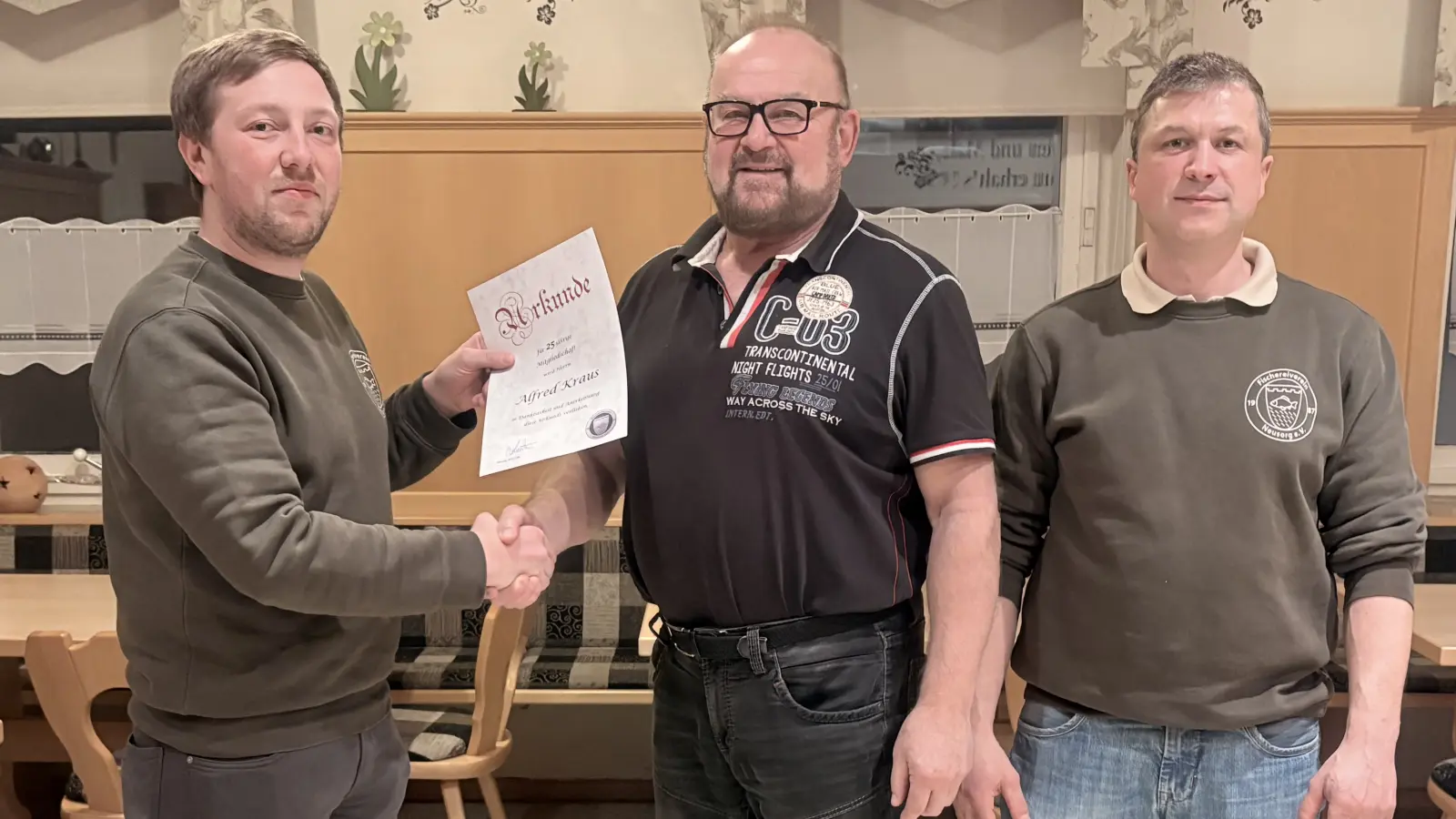 auf dem Bild sieht man die Übergabe der Urkunde anlässlich 25 Jahre Mitgliedschaft im Fischereiverein Neusorg vom neugewählten 1. Vorsitzenden Tizian Dötterl an Alfred Kraus und mit 2. Vorsitzenden Thomas Lautenbacher (Bild: Alexander Hörl)