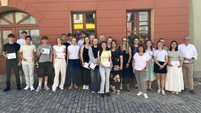 Hervorragende Ergebnisse: Insgesamt 18 Schülerinnen und Schüler der Mittelschulen Kreuzberg und Dachelhofen zeichneten Oberbürgermeister Andreas Feller (rechts) und Sabine Brunner (Stadt Schwandorf, Sachbearbeiterin Zentrale Steuerung und Dienste, 6. von rechts) aus. (Foto: Lara Schmaus)