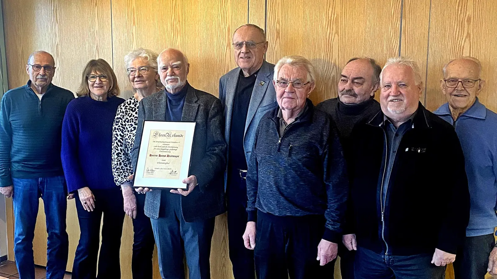 Die Vorstandschaft der Briefmarkenfreunde Weiden mit den geehrten Mitgliedern bei der Jahreshauptversammlung im Schützenhaus. Als neues Ehrenmitglied erhielt Hans Dietmayr die Urkunde, rechts daneben 1. Vorsitzender Lothar Höher. (Bild: Reinhard Kreuzer)
