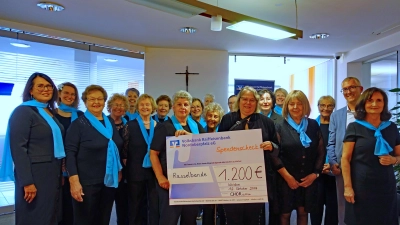CHORisma-Vorsitzende Monika Bartl (Mitte) überreicht im Beisein von Chorleiterin Larissa Burgardt (links) den Spendenscheck über 1.200 Euro an Birgit Meckl und Peter Gmeiner, den Vorsitzenden der „Rasselbande – Besondere Kinder e. V.“.  (Bild: Angelika Lingl)