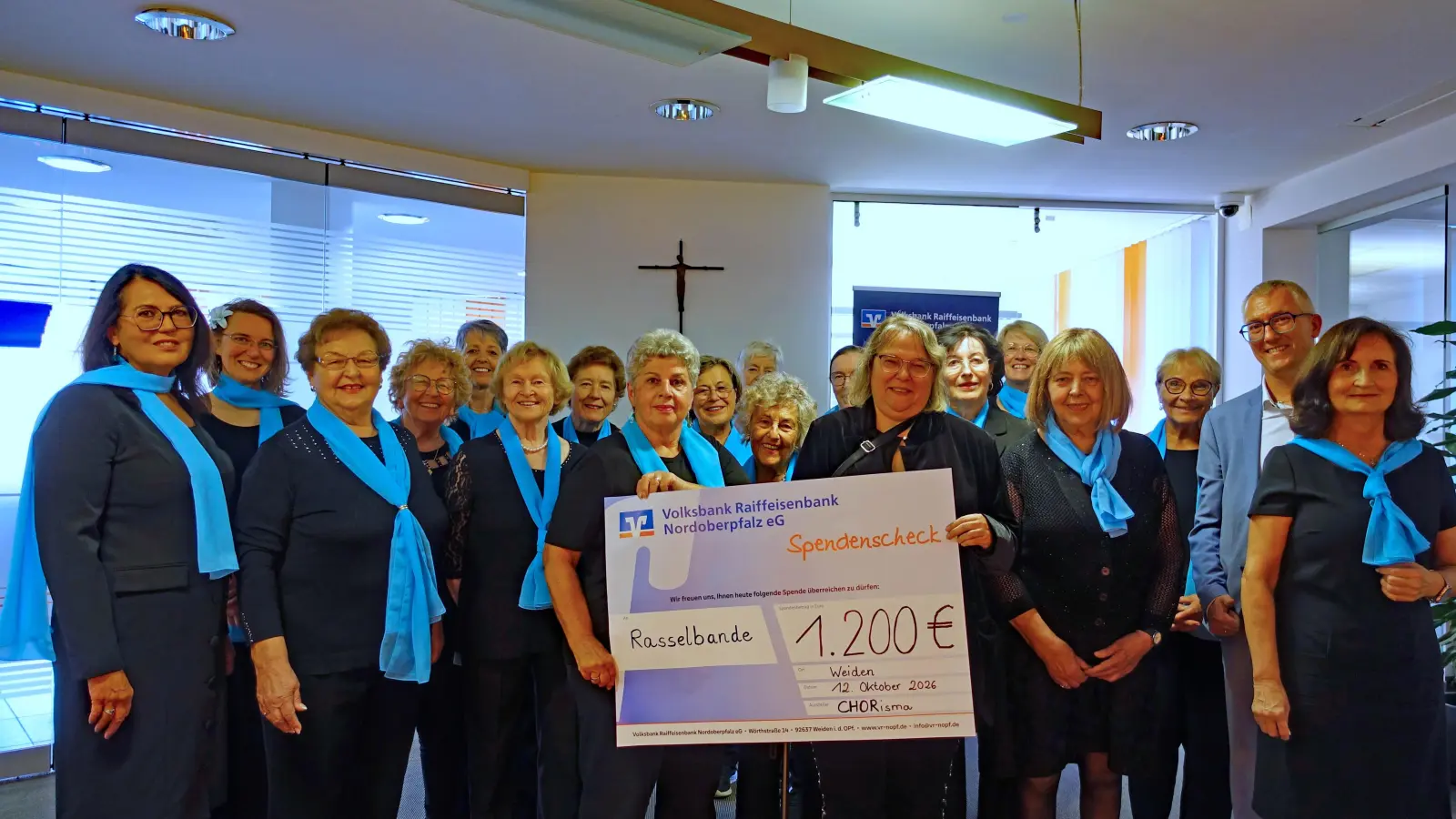 CHORisma-Vorsitzende Monika Bartl (Mitte) überreicht im Beisein von Chorleiterin Larissa Burgardt (links) den Spendenscheck über 1.200 Euro an Birgit Meckl und Peter Gmeiner, den Vorsitzenden der „Rasselbande – Besondere Kinder e. V.“.  (Bild: Angelika Lingl)