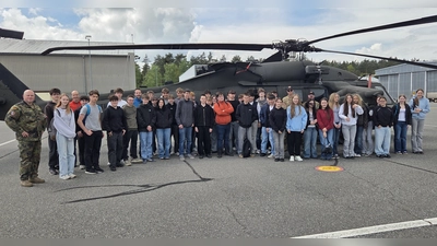 Gruppenfoto vor dem „Blackhawk”-Helikopter: die Schülerinnen und Schüler der Lobkowitz-Realschule bei der Besichtigung des Truppenübungsplatzes Grafenwöhr. (Bild: Andreas Kohl)