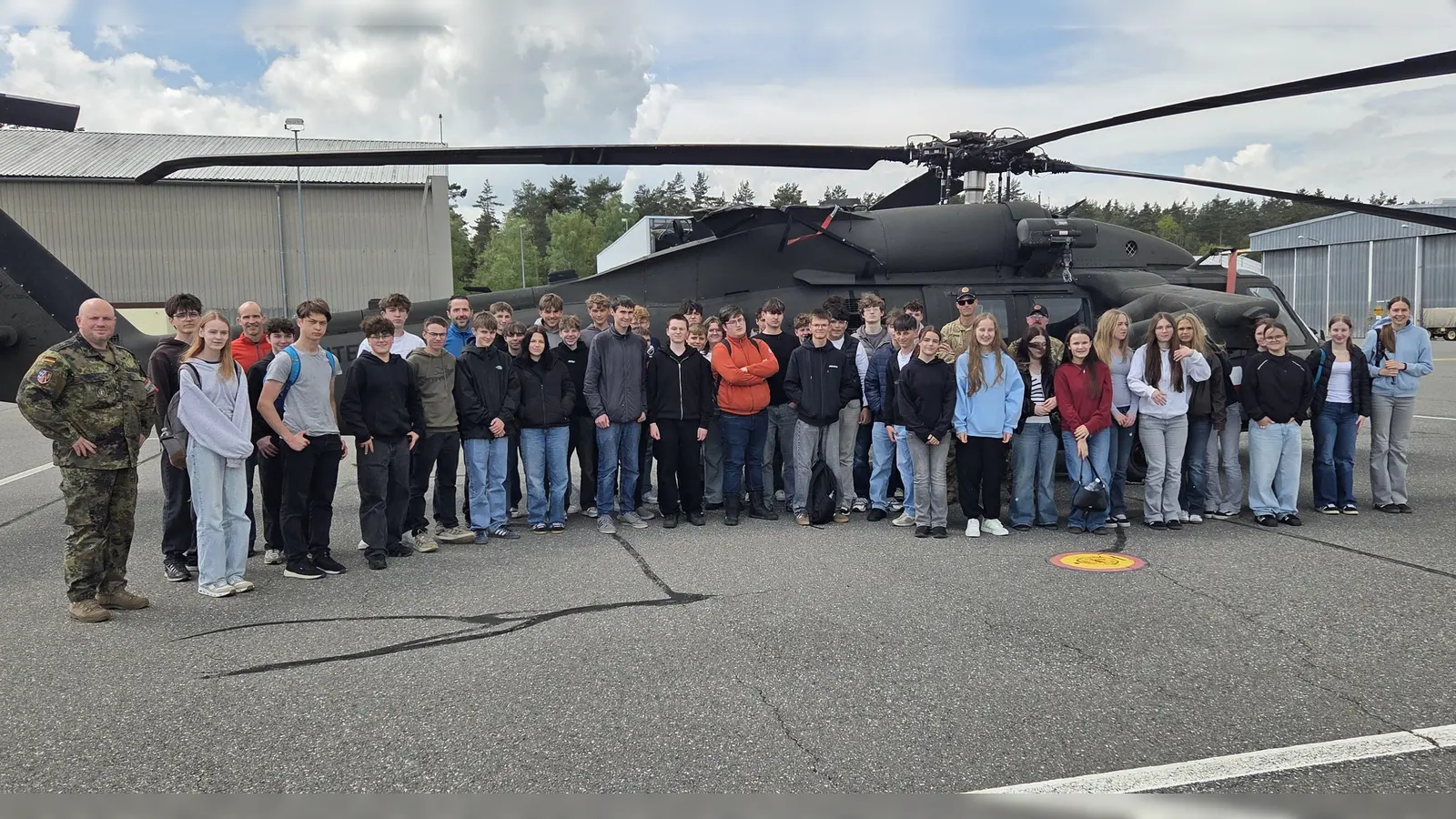 Gruppenfoto vor dem „Blackhawk”-Helikopter: die Schülerinnen und Schüler der Lobkowitz-Realschule bei der Besichtigung des Truppenübungsplatzes Grafenwöhr. (Bild: Andreas Kohl)
