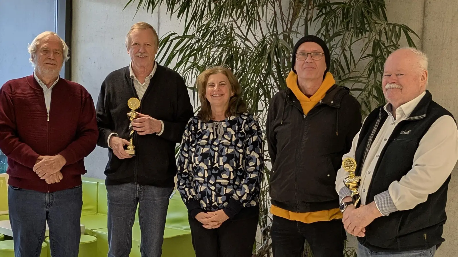 Von links nach rechts: Fritz Eichenseer (2.), Klaus Frieser (1.), Karina Hofmann (Damen), Thomas Jobst (3.), Siegfried Klimpel (Ü75). (Bild: Manfred Fischer)