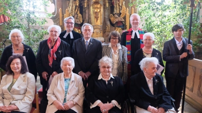 Sie feierten mit Pfarrer Klaus Stolz und Pfarrer Wilfried Römischer Gnaden-und Kronjuwelen-Konfirmation<br> (Bild: Fred Lehner)