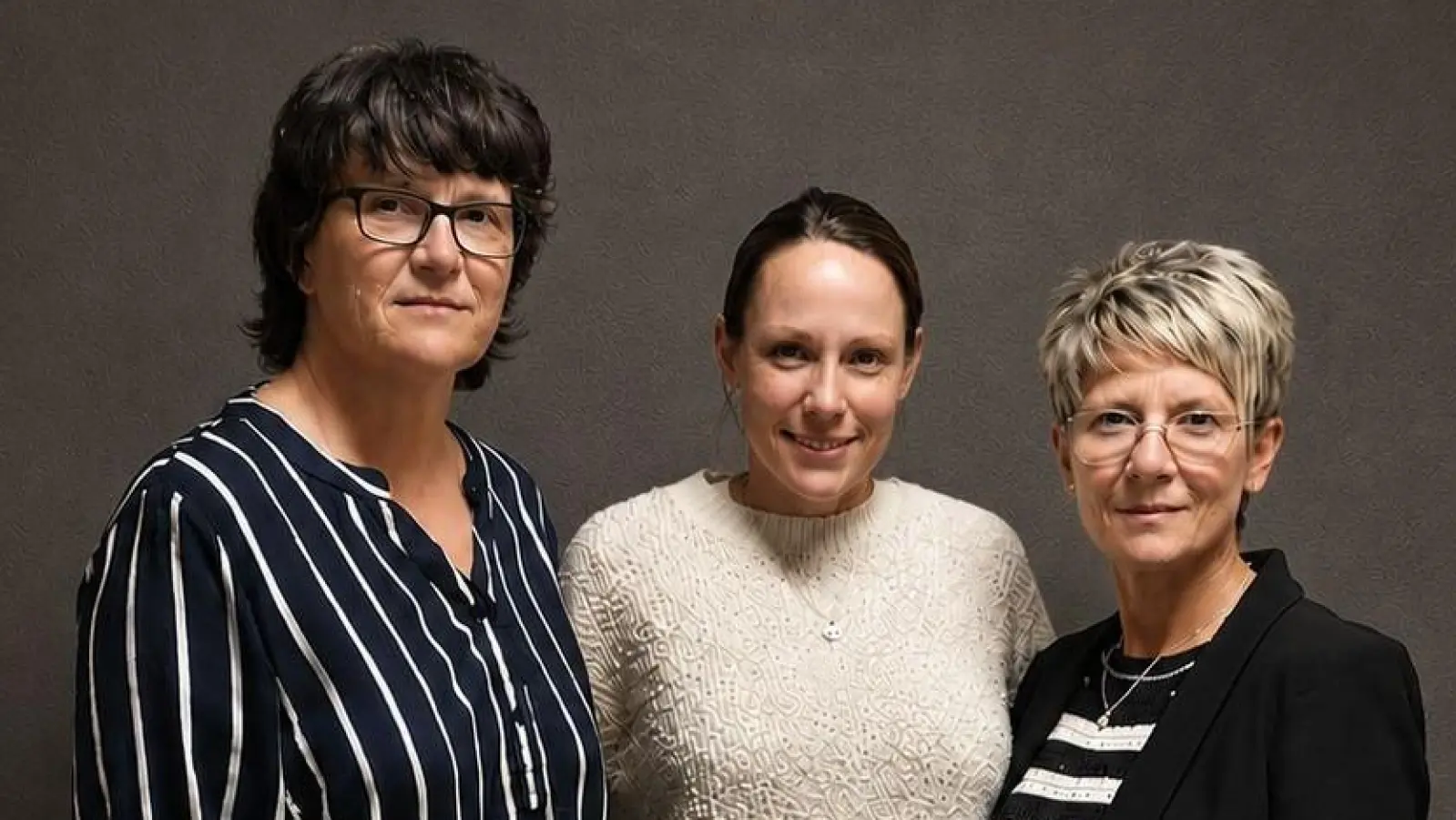 Die Oberturnwartin Uta Habedank (links) und die Vorständin des TSV Doris Reiß (rechts) freuen sich sehr über die bestandene Prüfung von Nadine Kalla (mitte) (Bild: Kunibert Reiß)