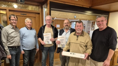 Die Gewinner der drei ersten Preise mit den Organisatoren und Bürgermeister Reinhard Sollfrank(rechts). (Bild: Alex Mückl)