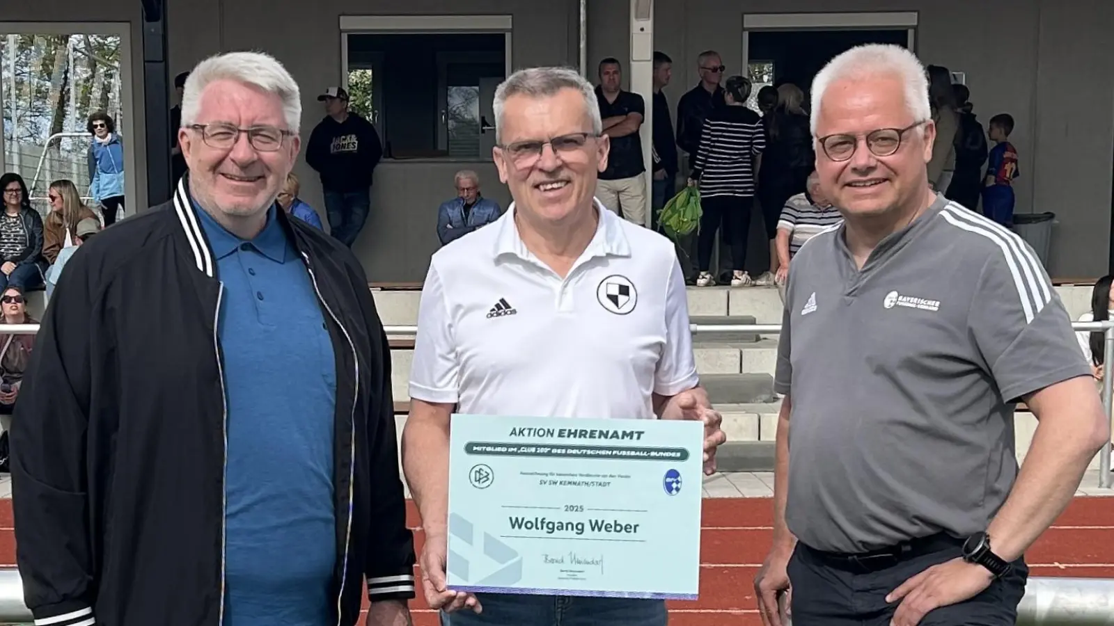 Bezirksvorsitzender Thomas Graml gratulierte dem DFB-Ehrenamtspreis-Gewinner im Kreis Amberg/Weiden Wolfgang Weber zur Aufnahme in den „DFB-Club 100“ ebenso wie der Kreis-Ehrenamtsbeauftragte Roman Melzner.<br><br> (Bild: Roman Melzner)