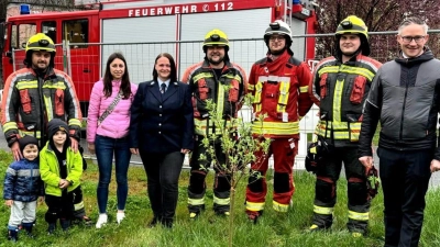 Alle Beteiligten freuen sich über den neuen Baum. Von links nach rechts: Marco Mösbauer, Markus Mösbauer, Manuel Mösbauer, Vera Stahl, Inessa Maure, Johann Dierl Daniel Grötsch, Maximilian Fuchs, Pfarrer Adam Karolczak (Bild: Heike Bauriedl)