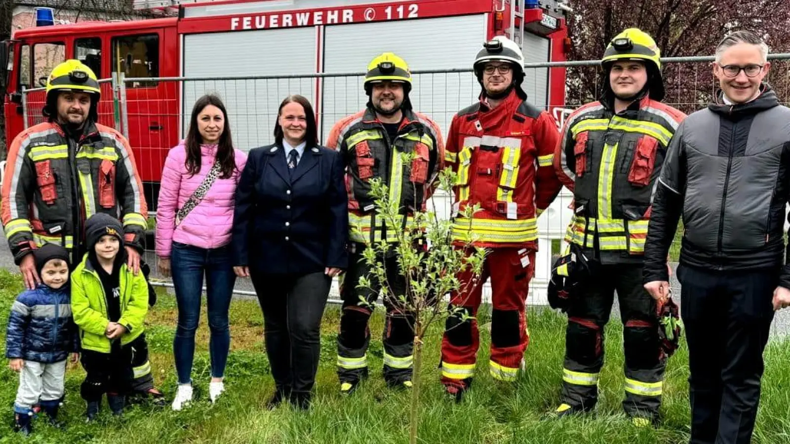 Alle Beteiligten freuen sich über den neuen Baum. Von links nach rechts: Marco Mösbauer, Markus Mösbauer, Manuel Mösbauer, Vera Stahl, Inessa Maure, Johann Dierl Daniel Grötsch, Maximilian Fuchs, Pfarrer Adam Karolczak (Bild: Heike Bauriedl)