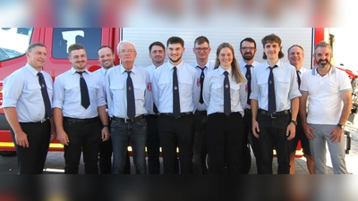 Neue Vorstandschaft, mit dem wiedergewählten Vorsitzenden Norbert Pöllinger (links) und dem 1.Bürgermeister der Gemeinde Birgland Elmar Halk (rechts) (Bild: Norbert Weis  )