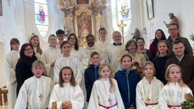  Der Diakon Ulrich Wabra (hinten Vierter von rechts) mit seiner Familie Wolfgang, Maria und Veronika (von rechts, zweite Reihe) mit Pater Jo und im Kreise der Ministranten und Pfarrgemeinderatssprechern (Bild: Sieglinde Schärtl)