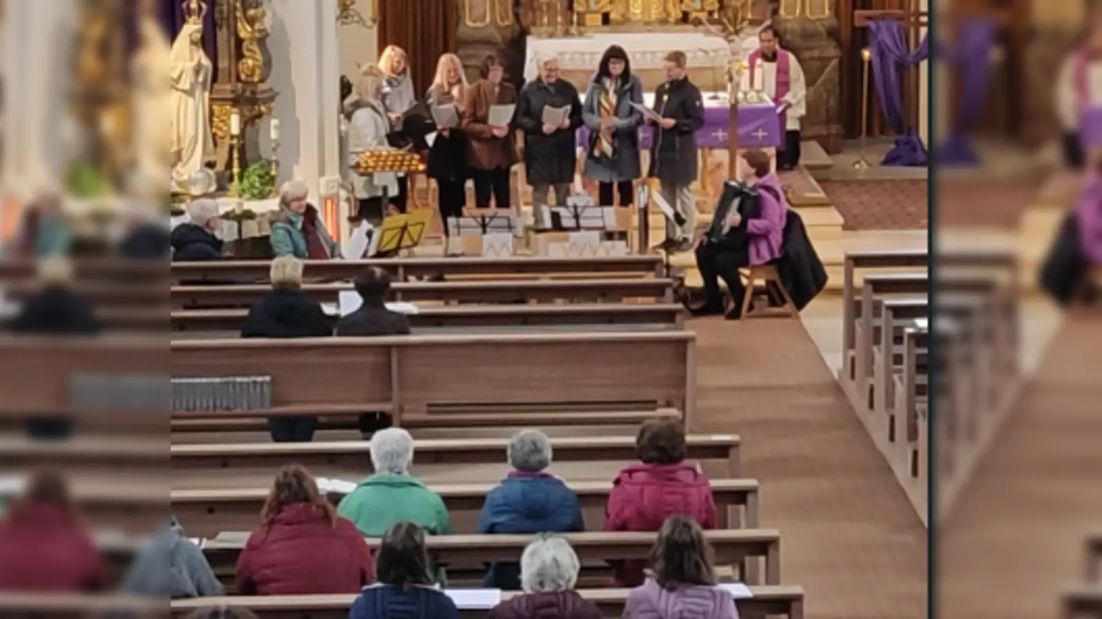 Gesangsgruppe „Zsammgsunga” und Pfarrer Benny Joseph (Bild: Katharina Amann)