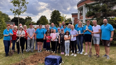 Baumpflanzchallenge der Kümmersbrucker Trachtler im Hintergrund zu sehen das Rathaus in Kümmersbruck. Rechts außen 1. Vorstand Markus Gais Links außen 2 Vorständin Sandra Haller.  (Bild: Markus Gais)