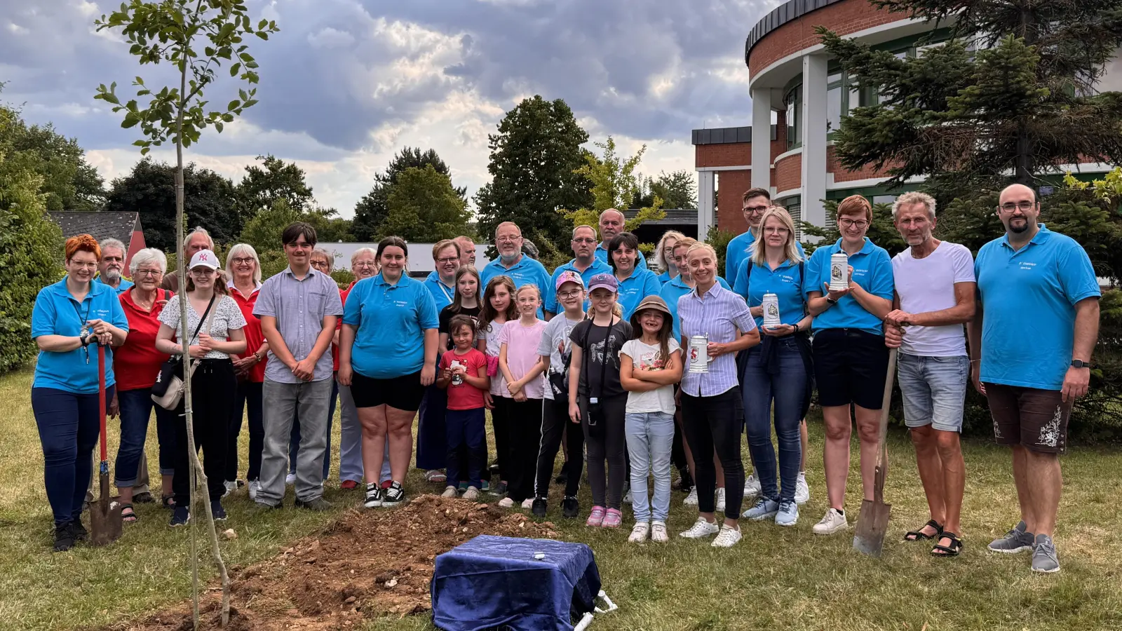Baumpflanzchallenge der Kümmersbrucker Trachtler im Hintergrund zu sehen das Rathaus in Kümmersbruck. Rechts außen 1. Vorstand Markus Gais Links außen 2 Vorständin Sandra Haller.  (Bild: Markus Gais)