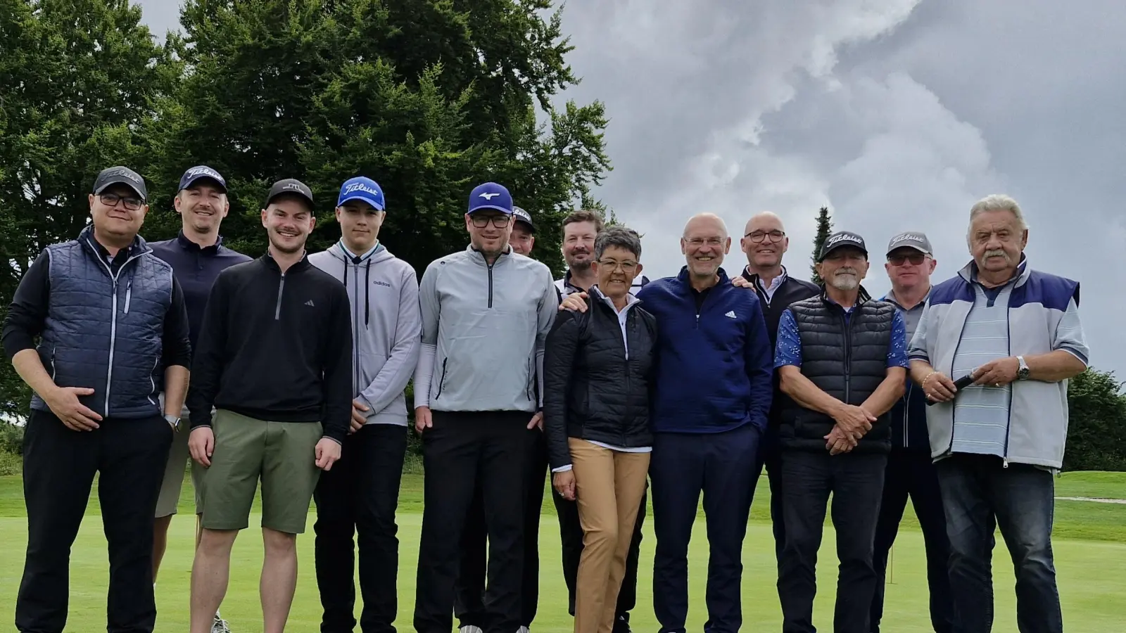 Sieger des early morning Turnier und Sponsor, siebter von links Uli Webve (Bild: Andrea Graf)