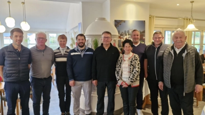 Herbert Doleschal (in der Mitte) mit den Gewinnern des Turniers. (Bild: Andrea Graf)