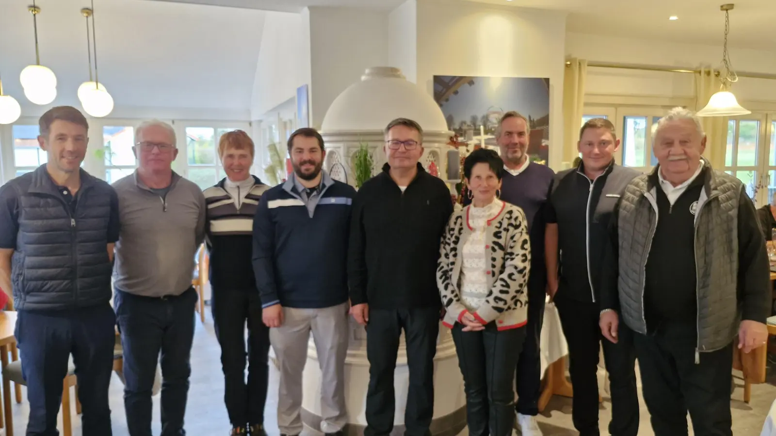 Herbert Doleschal (in der Mitte) mit den Gewinnern des Turniers. (Bild: Andrea Graf)