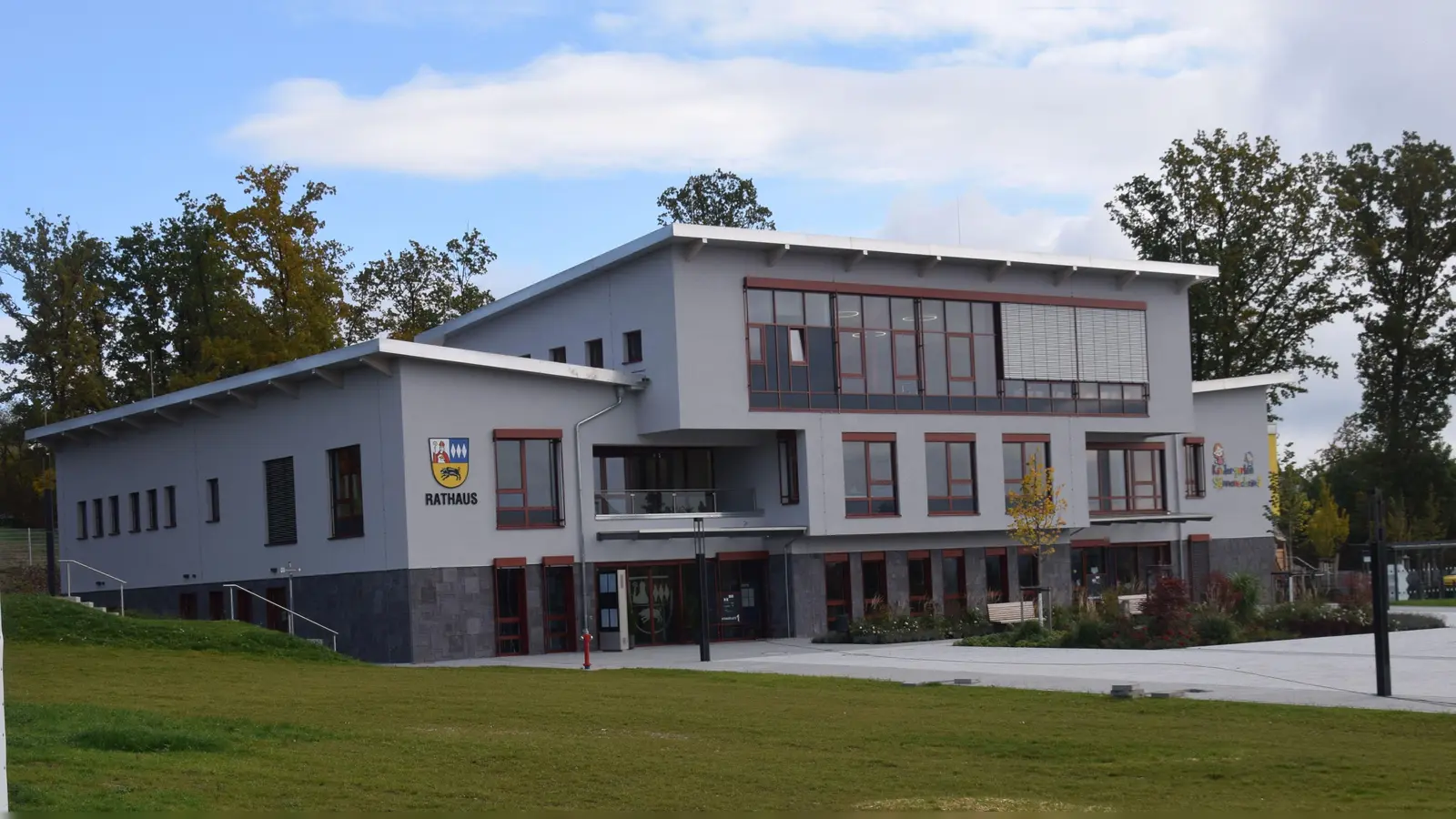 In Rathaus in der Neuen Mitte in Ebermannsdorf ist am Dienstag, 5. Mai 2026 um 18.00 Uhr zur konstituierenden Sitzung des Gemeinderates eingeladen.  (Bild: Paul Böhm)