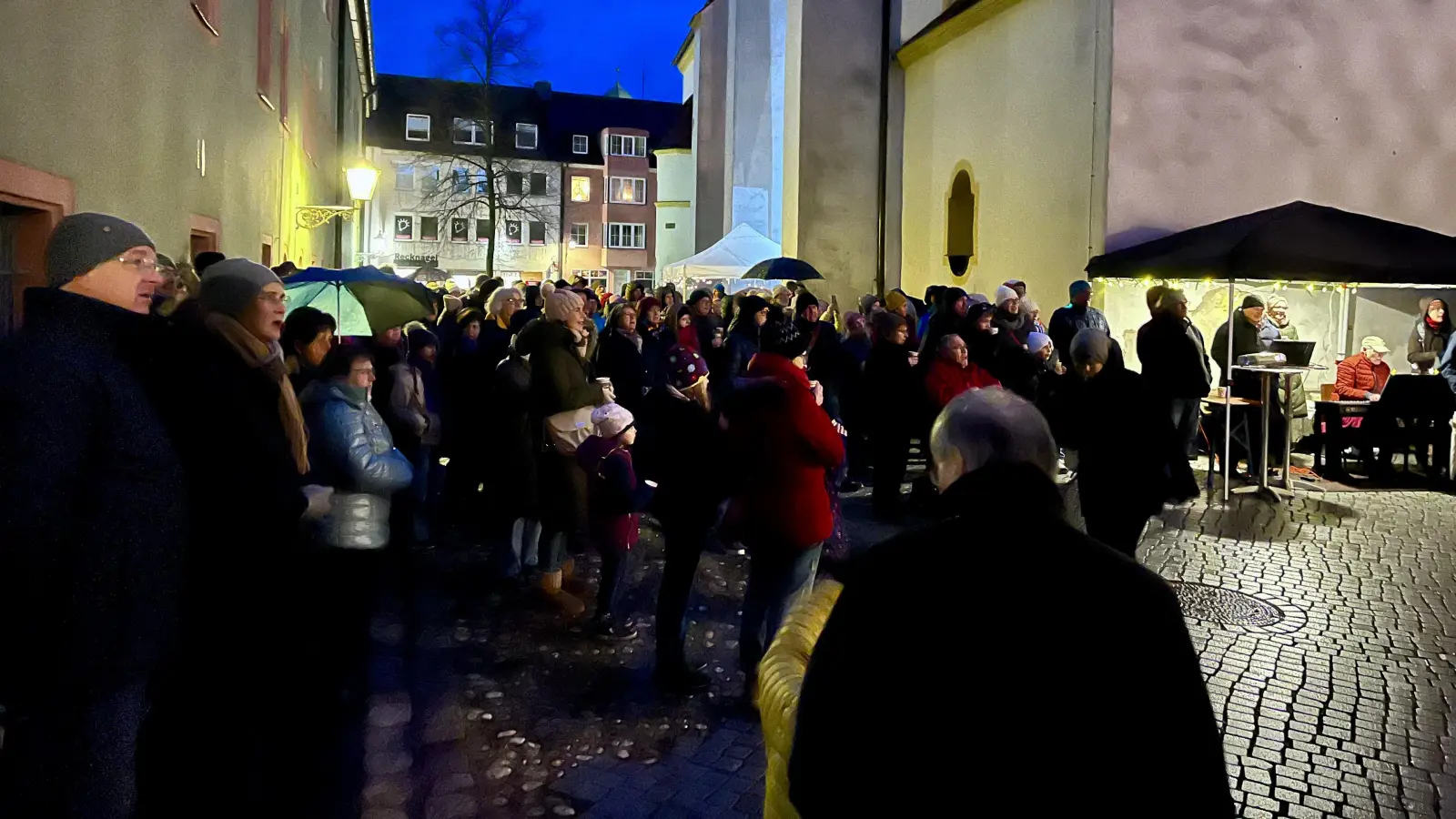 Jeder kann mitmachen beim offenen Adventssingen unter dem Motto „Weiden singt Weihnachtslieder“.  (Archivbild: Viola Vogelsang-Reichl)