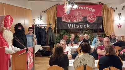 Auch der HL. Nikolaus mit Knecht Ruprecht besuchte die zahlreichen Mitglieder bei der traditionellen Weihnachtsfeier des Vilsecker 1. FCN Fanclubs. (Bild: Matthias Kellner )