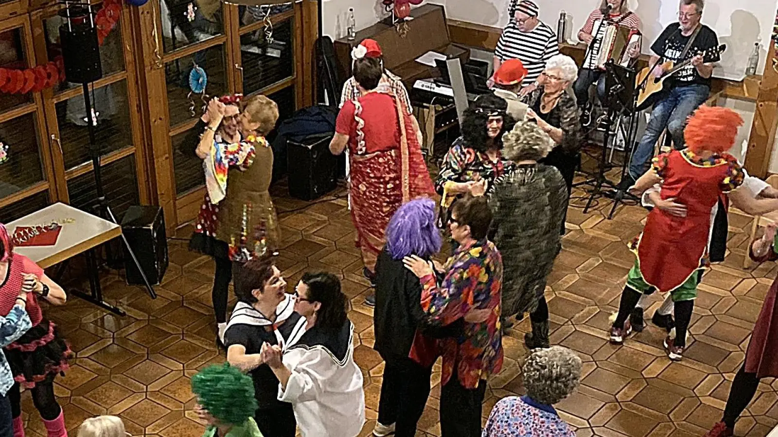 Die Frauen vom Hammerweg waren in bunten Kostümen zum „Weiberfasching” ins Gemeindehaus gekommen. Da durfte auch ein Tänzchen nicht fehlen. (Bild: R. Kreuzer)