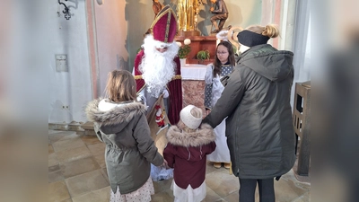 Der Heilige Nikolaus beschenkt die Kinder. (Bild: Elfriede Schwarzmeier)