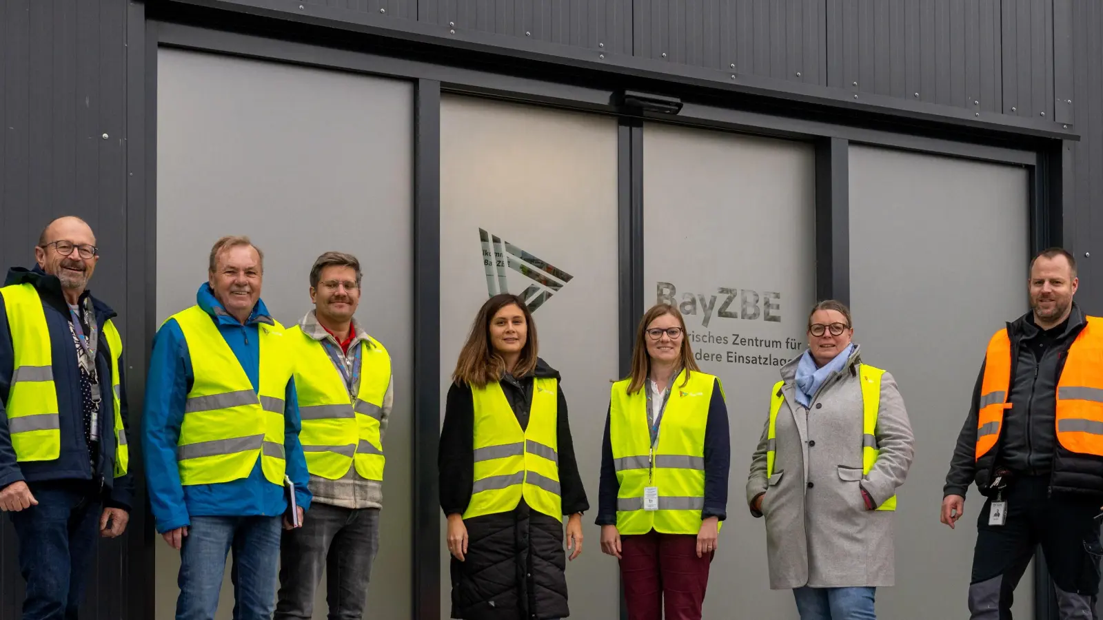 Besuch im Bayerischen Zentrum für besondere Einsatzlagen in Windischeschenbach. (v.r.n.l.: Stefan Bless führte MdL Christiane Feichtmeier und MdL Nicole Bäumler mit den Vertreter:innen des SPD-Ortsvereins Windischeschenbach durch die Liegenschaften des BayZBE) (Bildnachweis: Matthias Jobst)