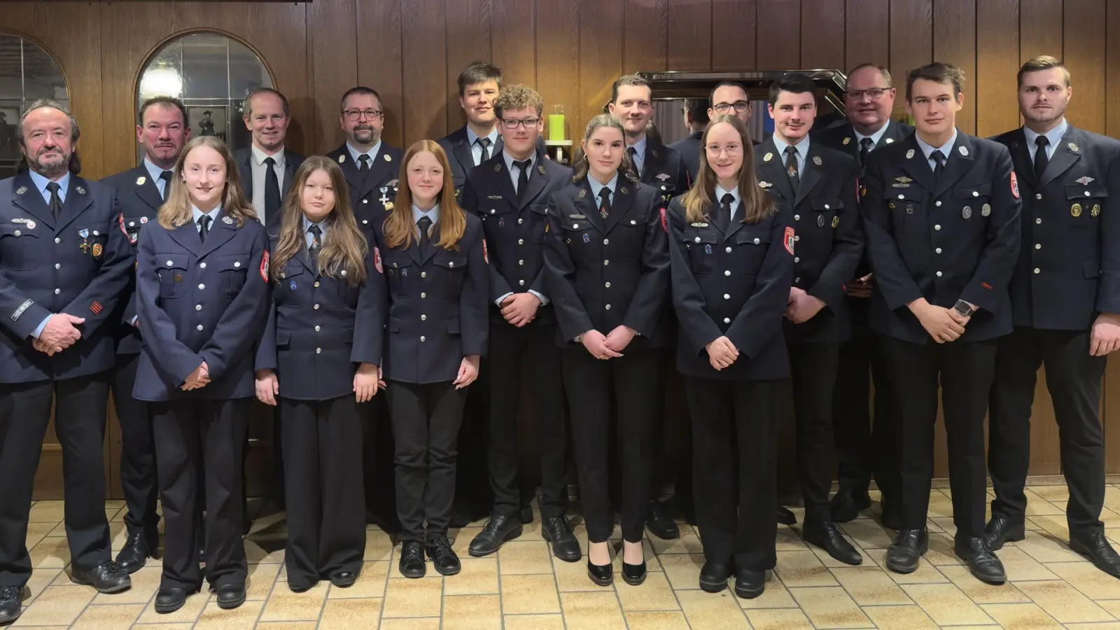 Übergabe der Abzeichen an die Jugendgruppe: V.l.n.r.: 2. Vorsitzender Franz Jungwirth, 2. Kommandant Peter Bodensteiner, Emma Hammerl, Bürgermeister Konrad Kiener, Lina Straub, 1. Kommandant Thomas Schwarz, Luisa Klar, Jugendwarthelfer Philip Prem, Bastian Kühn, Sophia Jäger, Jugendwart Dominik Friedl, Magdalena Hammerl, Jugendwarthelfer Johannes Schweiger, Jugendwarthelfer Marcel Jäger, Kreisbrandinspektor Helmut Schatz, Jugendwarthelfer Max Prem, 1. Vorsitzender Matthias Lang. (Bild: Tobias Schneider)