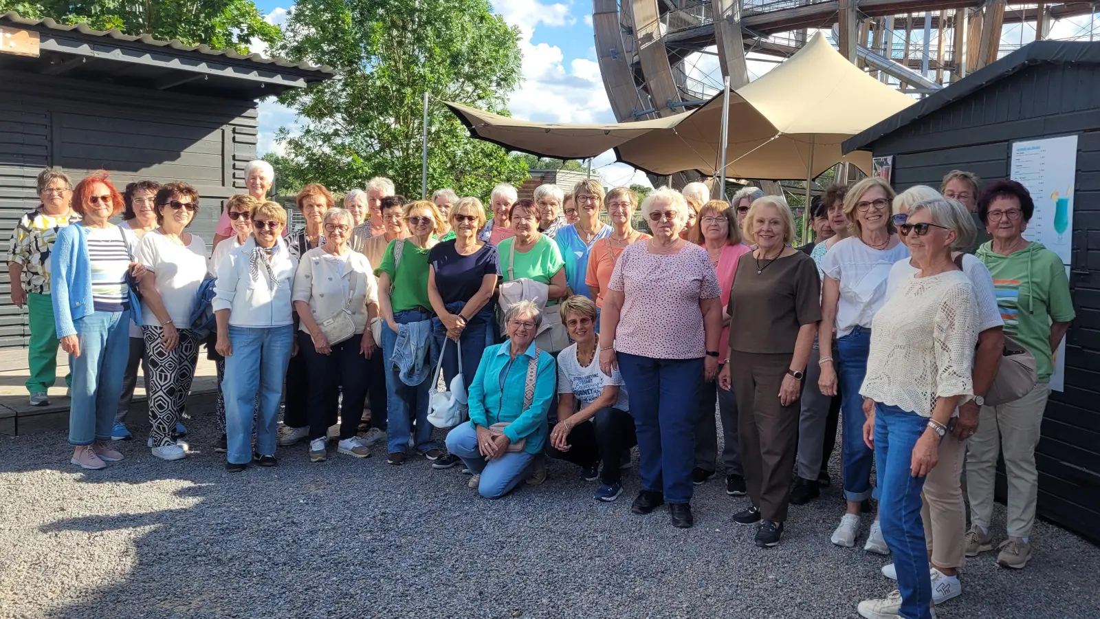Der Grafenwöhrer Frauenbund gut gelaunt bei der Holzkugel. (Bild: Roswitha Heining)