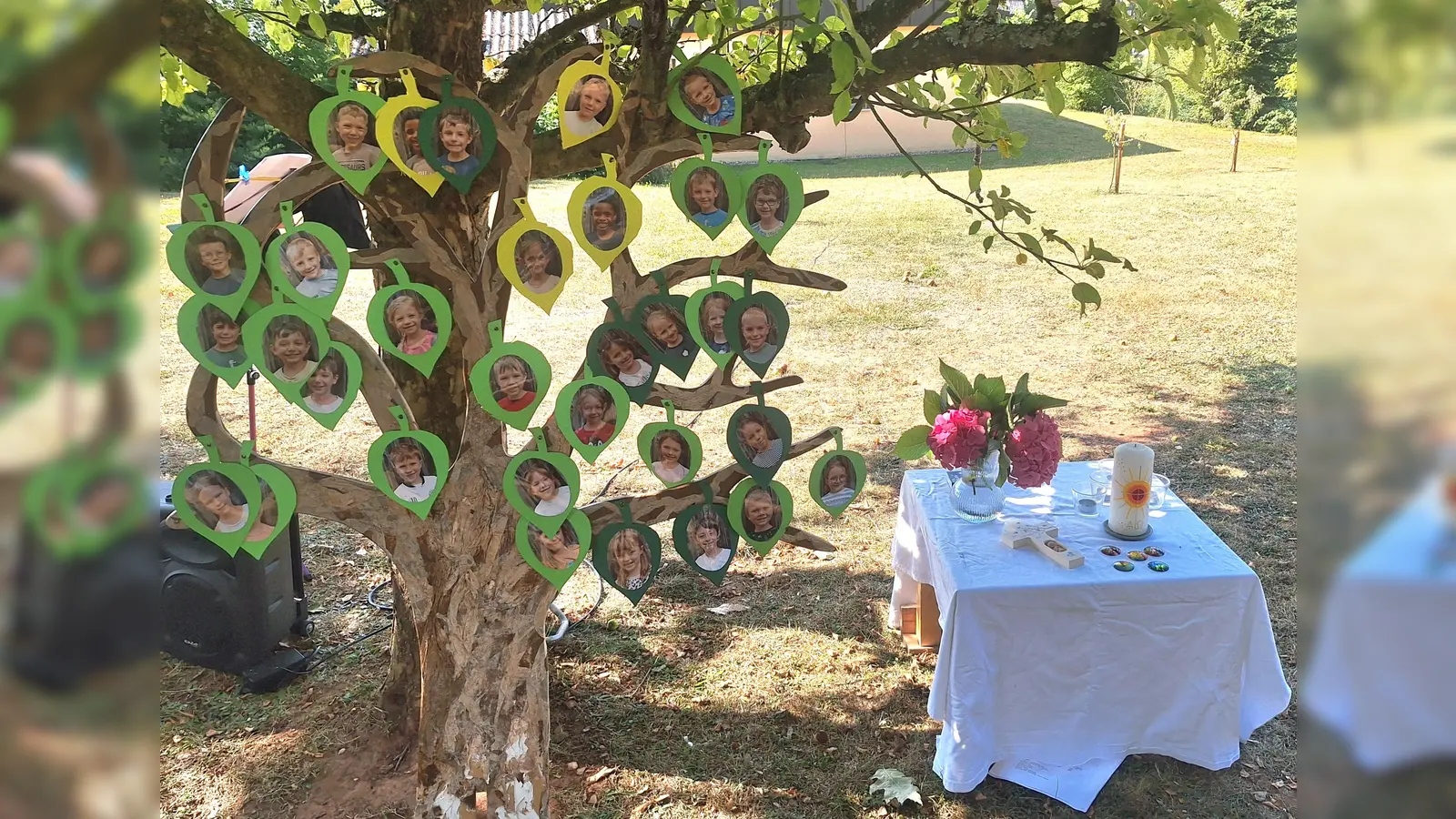 Baum, gestaltet mit Fotos aller Vorschulkinder. (Bild: Barbara Krauthahn)