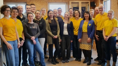 Jubiläum 25 Jahre: Bernhard Fleischmann 2.v.l, Christine Fleischmann 5.v.l., Robert Mangold 10. v.l. (Bild: Bernhard Fleischmann)