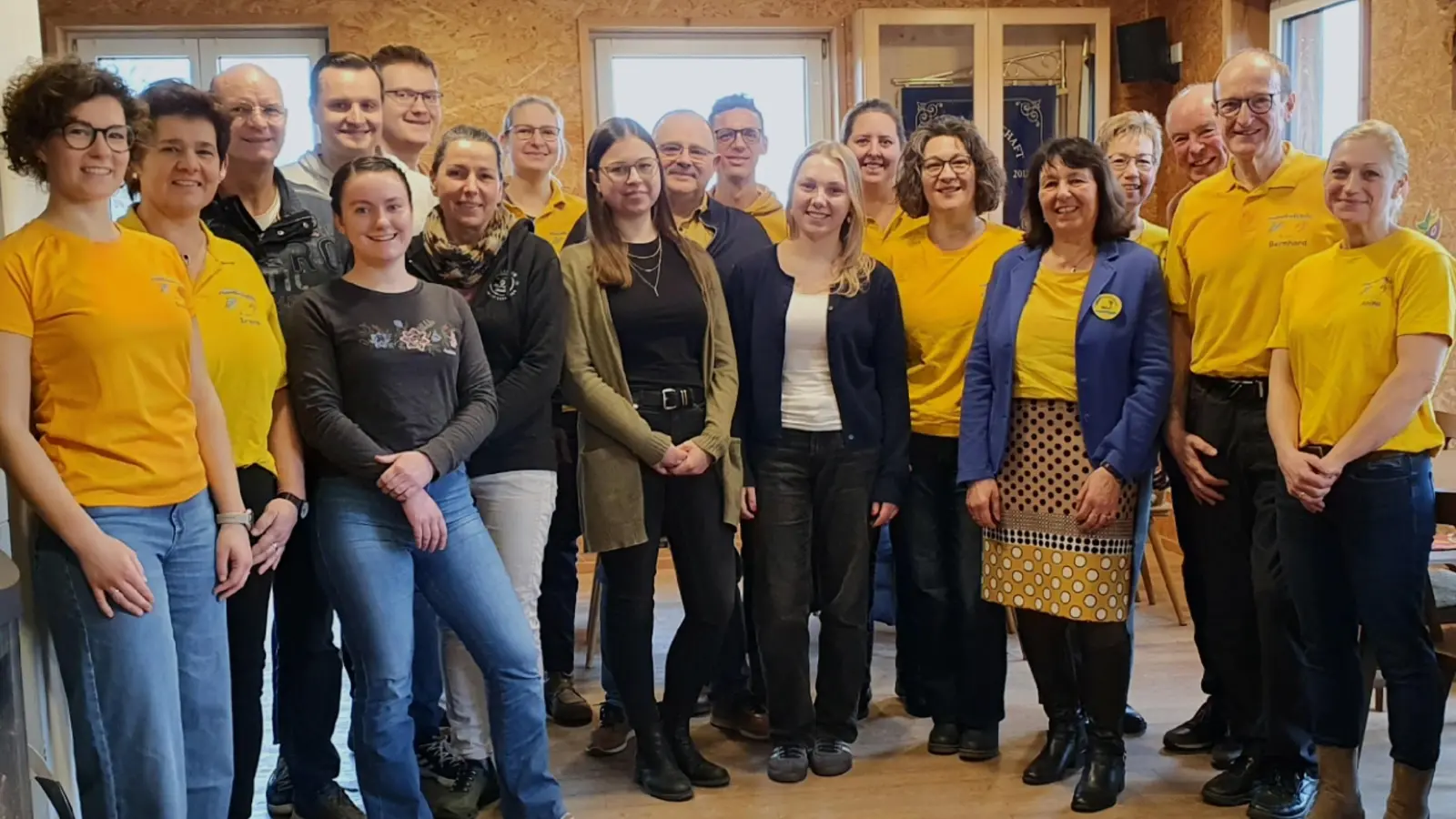 Jubiläum 25 Jahre: Bernhard Fleischmann 2.v.l, Christine Fleischmann 5.v.l., Robert Mangold 10. v.l. (Bild: Bernhard Fleischmann)