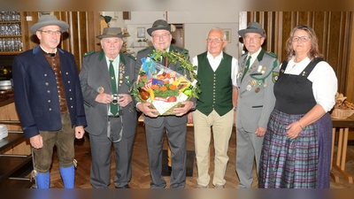 Vorstand Franz Niebler, Manfred Pirner, Schützenmeister Werner Grünthaler, Robert Schmidt und Karin Niebler dem Jubilar Peter Grünthaler. (Bild: Erwin Kolb)