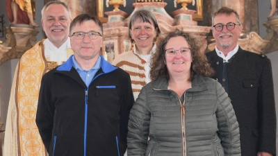 Die Pfarrei Aschach-Raigering verabschiedet ihre Pfarrgemeinderäte (vorne von links) Christian Schwab, Daniela Weiß (hinten von links) Pfarrer Josef Irlbacher, Pfarrgemeinderatssprecherin Kerstin Püschl, Kirchenpfleger KLaus Donhauser (nicht auf dem Bild: Julia Feiler). (Bild: Alfred Schorner)