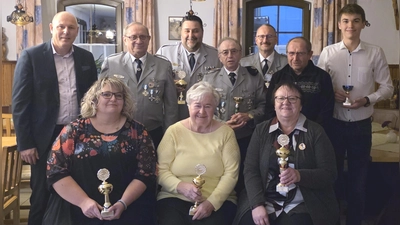 Ehrengäste und Vorstände mit Pokalgewinner, Von links: stehend: 2.Bgm. Markus Preisinger, 1. Vorsitzender Alois Freundl, Schießwart und stv. Kreisvorsitzender Thorsten Schiener, Bernhard Schwägerl, Wilhelm Schiener, H.H. Pfarrer Thomas Thiermann, Christoph Schiener. Von links sitzend: Beate Schiener, Brigitta Schiener, Petra Freundl.<br> (Bild: Thorsten Schiener)