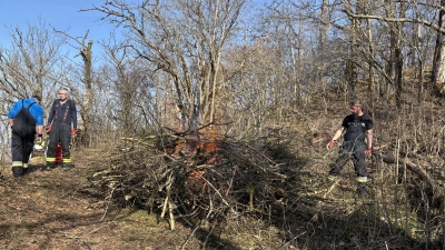 Das Schnittgut wird unter Aufsicht der Freiwilligen Feuerwehr Neustadt am Kulm abgebrannt. (Bild: Käthe Pühl)