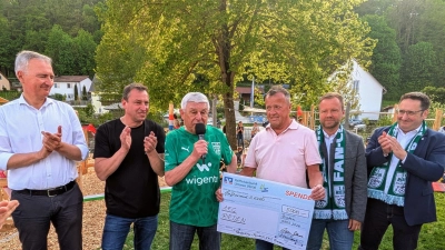 Der FCR-Förderkreis spendete 5000 Euro für den inklusiven Mehrgenerationenspielplatz. (Bild: Peter Gattaut)