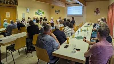 Rund 40 Personen waren zum Vortrag von Volker Grunert ins Sportheim nach Pechbrunn gekommen. (Bild: Markus Frank)